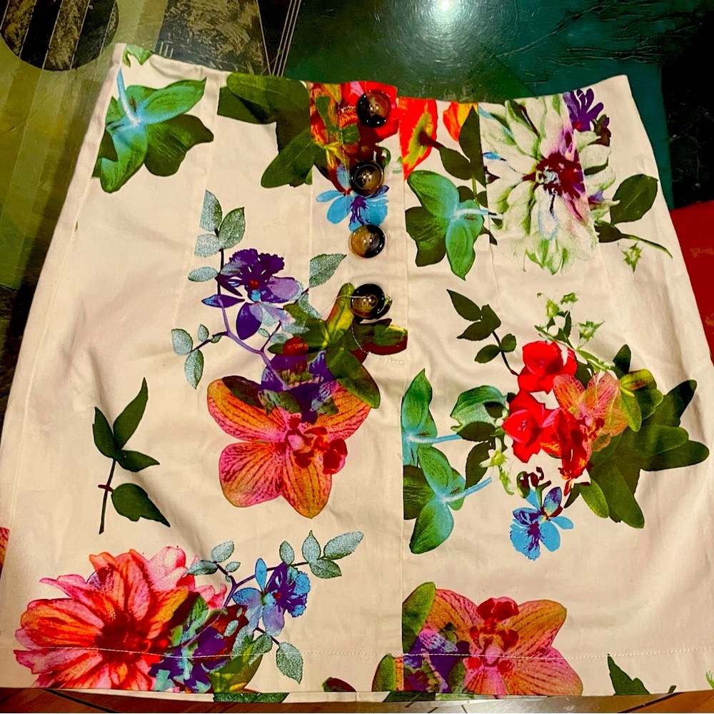 Beautiful flower design mini skirt